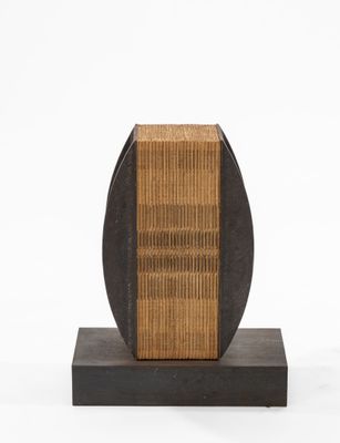 sculpture représentant un bloc de bois sur un socle noir, sur fond blanc
