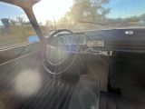 une vue de l'intérieur d'une voiture depuis le siège du conducteur