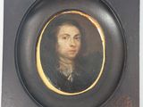 portrait d'un jeune homme en costume noir à bordure dorée