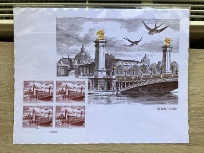 une photo d'une carte postale sur laquelle figure une image d'une ville