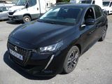 une voiture noire garée dans un parking