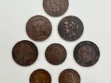 un tas de pièces de monnaie posées sur une table, l'une à côté de l'autre
