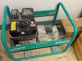 un petit chariot vert avec des outils posés dessus