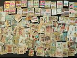 beaucoup de timbres, anciens et récents, sur la table