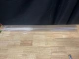 un morceau de plastique transparent posé sur une table en bois