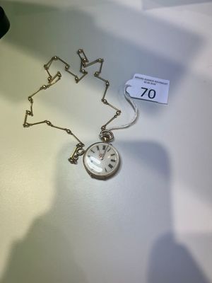 une horloge en argent, entourée d'une chaîne, posée sur une table