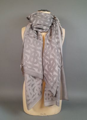 the grey scarf is on a mannequin mannequin mannequin mannequin mannequin mannequin mannequin mannequin manne