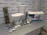 une cuvette de WC blanche posée sur un plan de travail, à côté d'une boîte de papier toilette