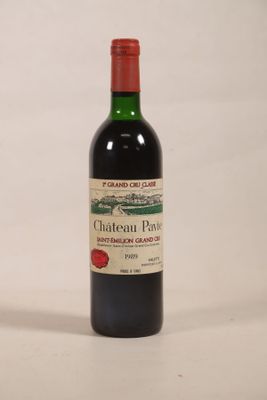 une bouteille de vin posée sur une table