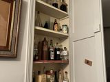 une armoire qui contient beaucoup de bouteilles
