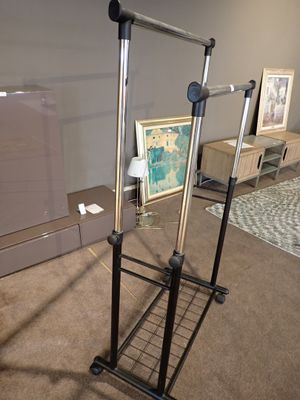 un porte-objets en métal surmonté d'un miroir, placé dans un coin de la pièce
