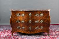 Importante commode en marqueterie de palissandre, bombée et …