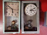 deux horloges accrochées au mur l'une à côté de l'autre