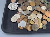 beaucoup de pièces de monnaie posées sur un plateau posé sur une table