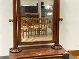 un miroir posé sur une table dans une pièce