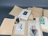 beaucoup de vieux papiers et de vieilles photos sur la table