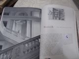 un livre ouvert dans lequel figure l'image d'un bâtiment