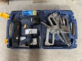 une boîte à outils bleue avec des outils sur le sol