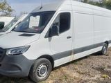une camionnette blanche garée sur un terrain