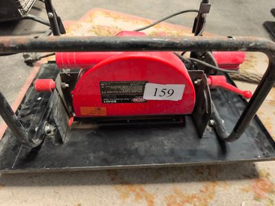 une machine rouge posée sur une table
