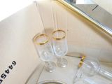 des bouteilles et des verres posés sur un comptoir, avec un miroir en arrière-plan
