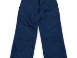 un gros plan sur un pantalon bleu sur fond blanc