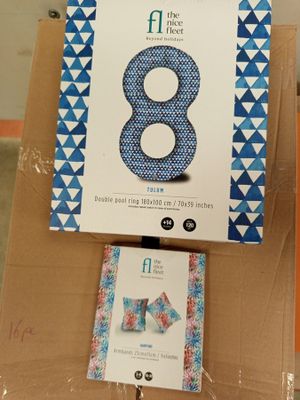 une boîte sur laquelle figure le chiffre huit, à côté d'un livre