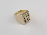 une image représentant une bague-sceau en or sur laquelle figure la lettre « h »