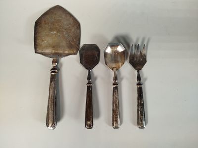 cinq cuillères, une fourchette et un couteau sur une table
