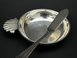 un plateau en argent sur lequel sont posés un couteau et une cuillère