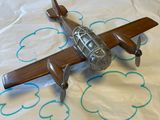 un avion jouet posé sur une table