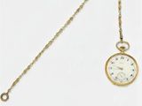 un gros plan d'une montre de poche avec une chaîne, sur fond blanc