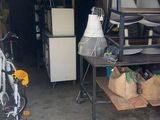 un garage équipé d'un réfrigérateur et d'un réfrigérateur-congélateur