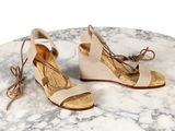 une paire de chaussures pour femme posée sur une table en marbre, sur fond blanc