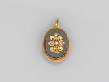 un pendentif en or 18 carats et en agate noire