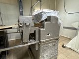 une machine qui se trouve à l'intérieur d'un bâtiment