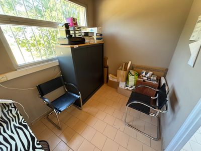 un petit bureau avec un bureau et une chaise dans un coin