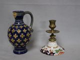 deux vases posés l'un à côté de l'autre sur une table