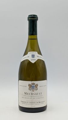une bouteille de vin posée sur une table