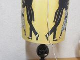 une lampe sur laquelle est représenté un couple