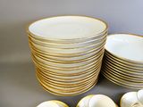 beaucoup d'assiettes et de tasses sur une table