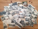 de nombreuses vieilles photos en noir et blanc montrant plusieurs bâtiments posés sur une table
