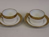 deux tasses et soucoupes sont posées sur une table blanche