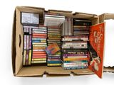 une boîte en carton remplie de nombreux livres et DVD