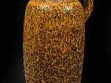 vase jaune sur fond noir, avec un fond noir