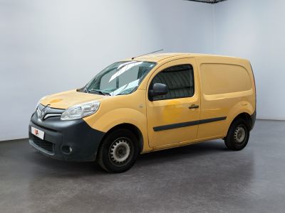 une camionnette Citroën dans un showroom aux murs blancs et au sol gris