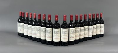 six bouteilles de vin rouge alignées sur une surface grise