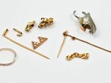 plusieurs types de bijoux différents sur une surface blanche