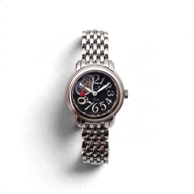 une montre en argent avec un cadran noir sur un fond blanc