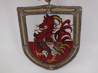 une personne tenant un bouclier rouge et blanc orné d'un dragon